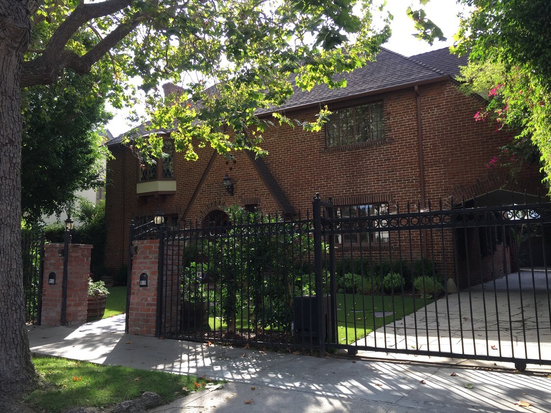 Primary Photo - 913 S Mansfield Ave