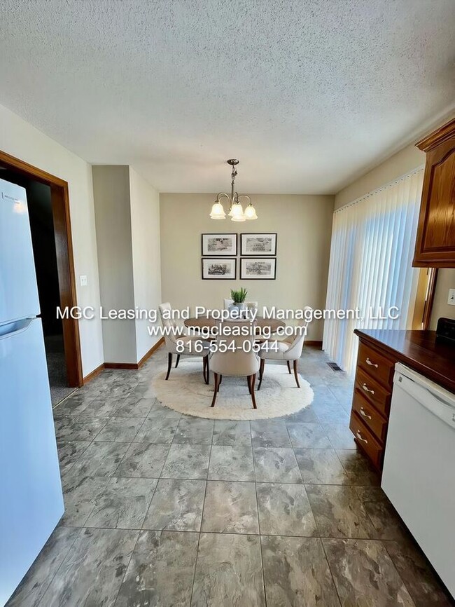 Building Photo - Raymore Townhome with Unfinished Basement ...