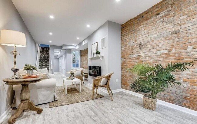 Foto del edificio - Charming 3 Bedroom/2.5 Bathroom Townhome in Beautiful Upper Fells Point!