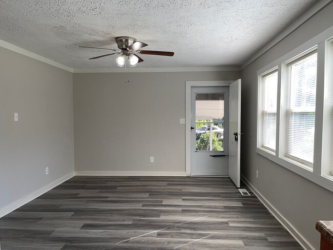 Building Photo - Renovated 3 Bed/1 Bath Ranch