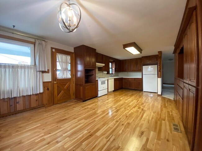 Foto del edificio - Welcome to this charming three-bedroom, tw...