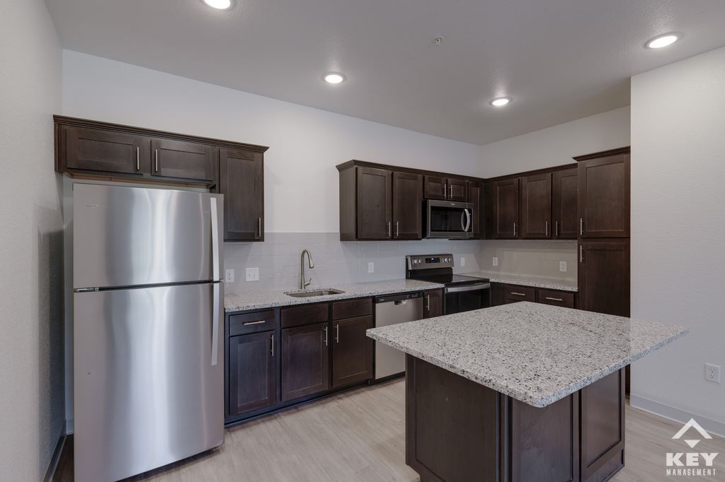 Apartamento de 2 habitaciones, cocina. - Liberty Gardens Apartments