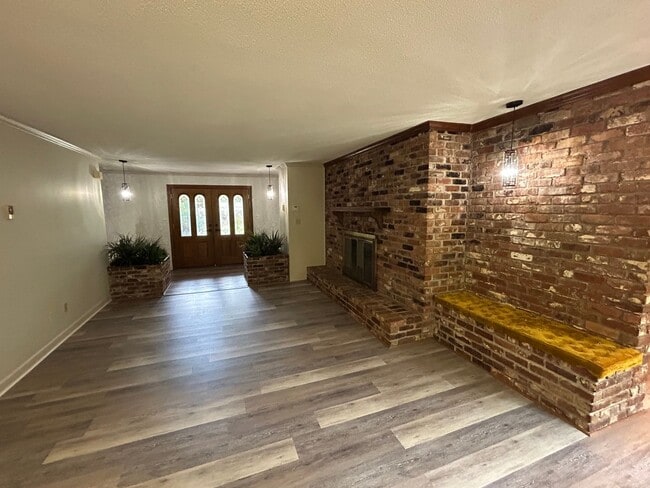 Foto del edificio - Spacious Multi-Level Brick Home