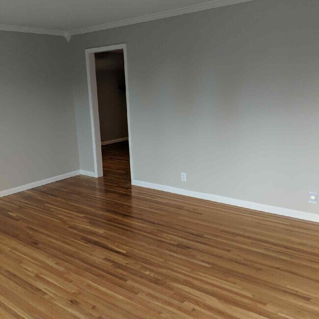 Building Photo - 622 Des Moines Dr