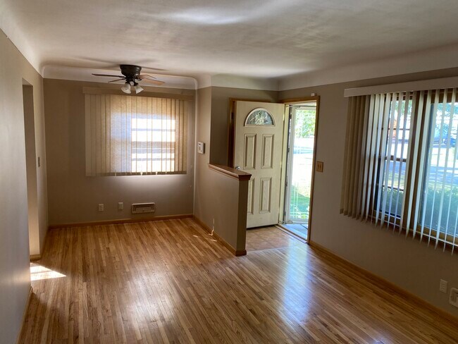 Entrada principal / comedor - 3477 5th St NE