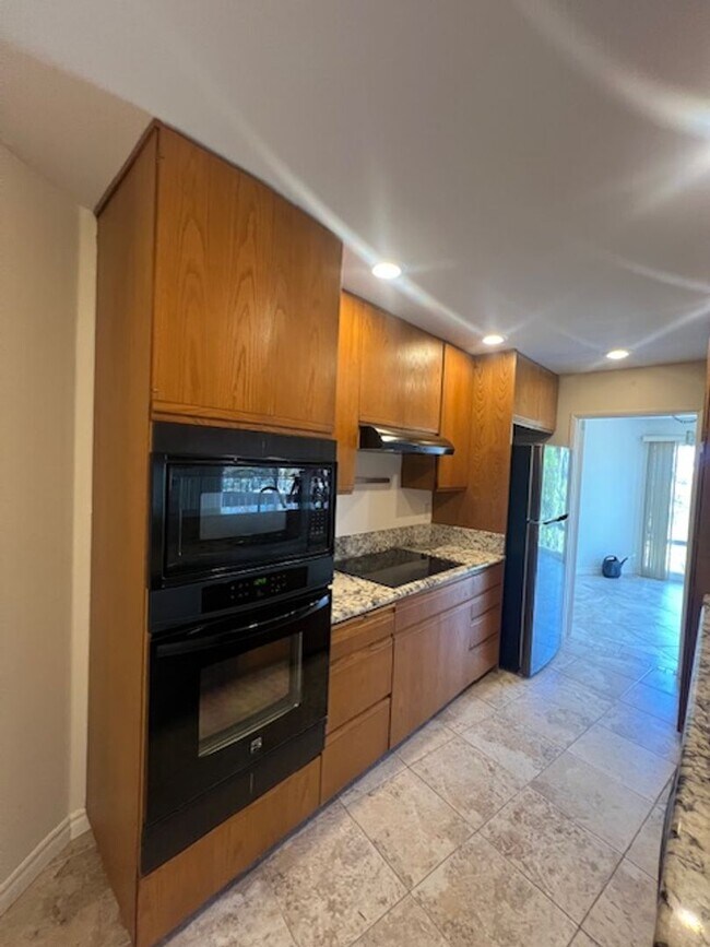 Foto del edificio - 3 Bedroom 2 Bath Condo in Beautiful La mes...