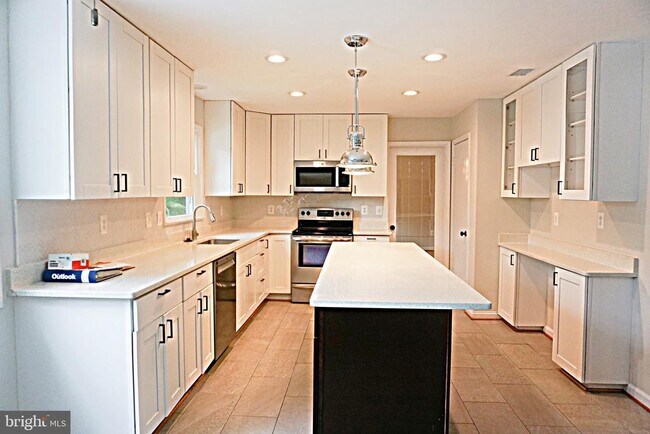 Foto del edificio - 6770 Surreywood Ln