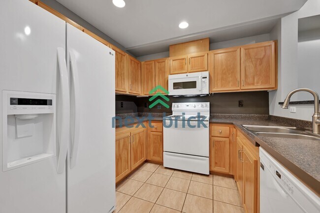 Foto del edificio - "Charming 1-Bedroom Condo in Redmond: Cozy Living with Modern Comfort at 641 Sq Ft!"