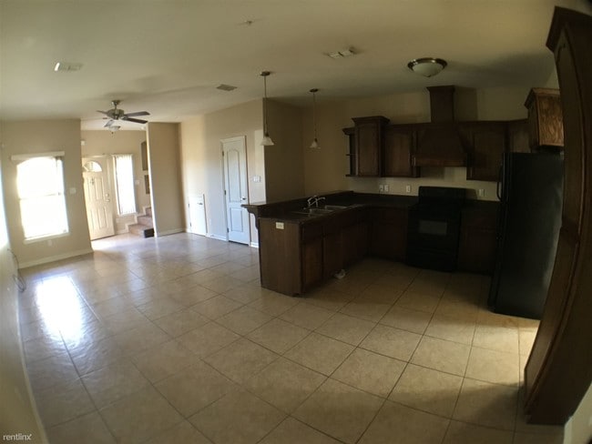 Building Photo - 1409 W Kiwi Ave