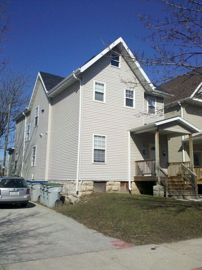 Building Photo - 1922 W Kilbourn Ave