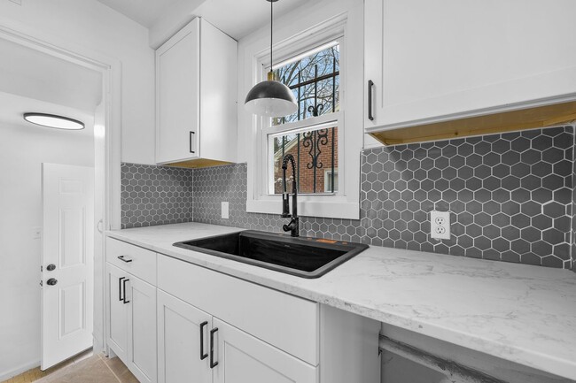 Building Photo - 18525 Westmoreland Rd