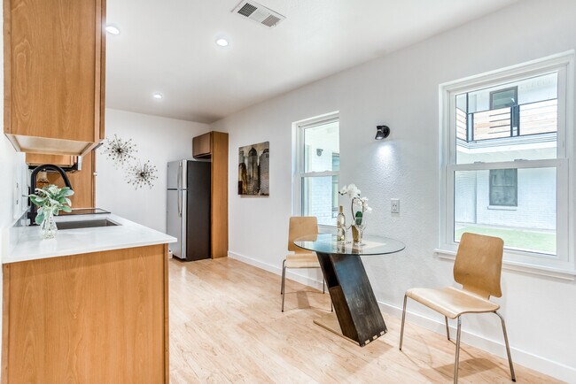Foto del edificio - 4625 4635 & 4645 Bryan St.