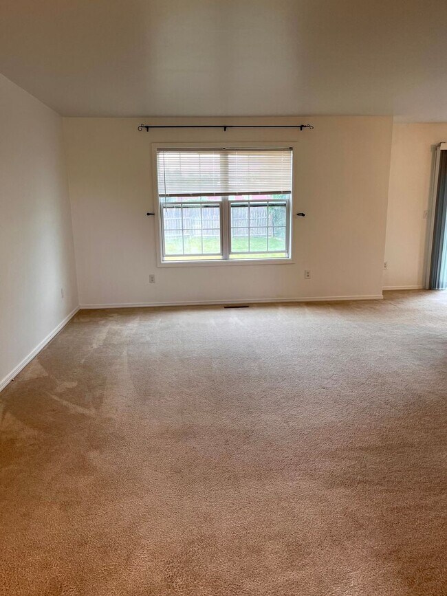 Building Photo - 3 Bed, 2 Bath home with garage