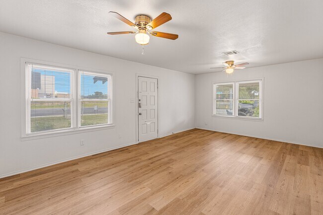 Foto del edificio - 1500 J J Flewellen Rd