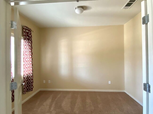 Building Photo - $2,395 Shields & Fowler, 4 Bedroom Home - ...