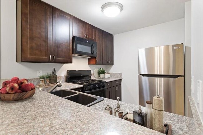 Building Photo - 10636 Woodley Ave