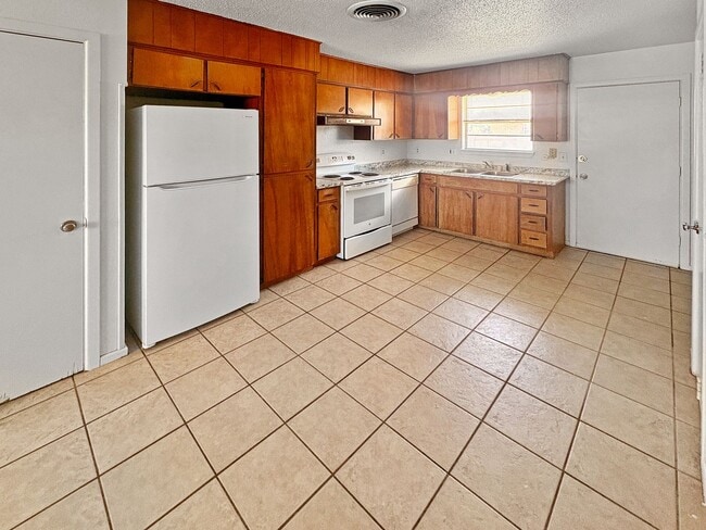 Building Photo - 709 E Sunset Cir