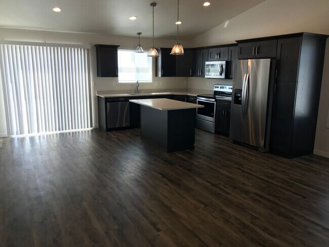Foto del edificio - 4 bed 2 bath