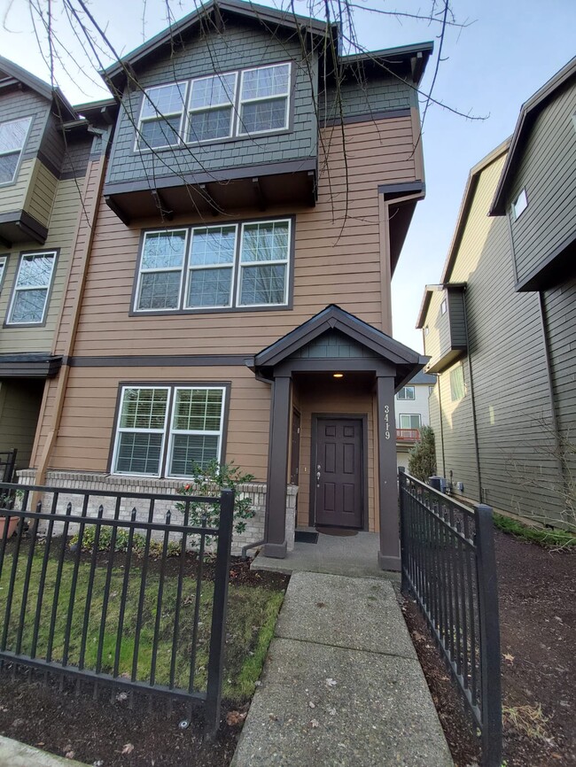 Building Photo - 3419 SE Brookwood Ave