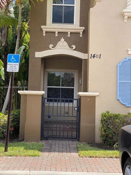 Foto del edificio - 2928 Hidden Hills Rd