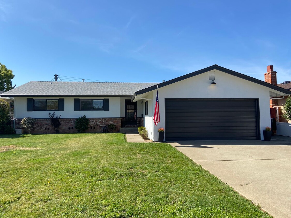 Primary Photo - Tahoe Park East - 3 Bdrm, 1.5 bath