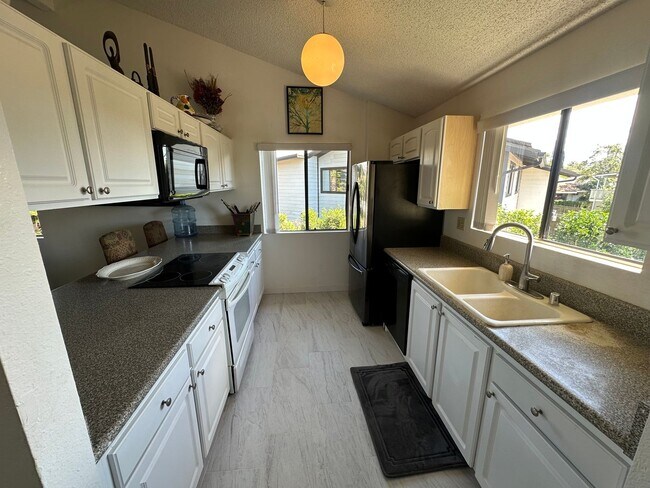 Building Photo - 42 Waikalani Pl