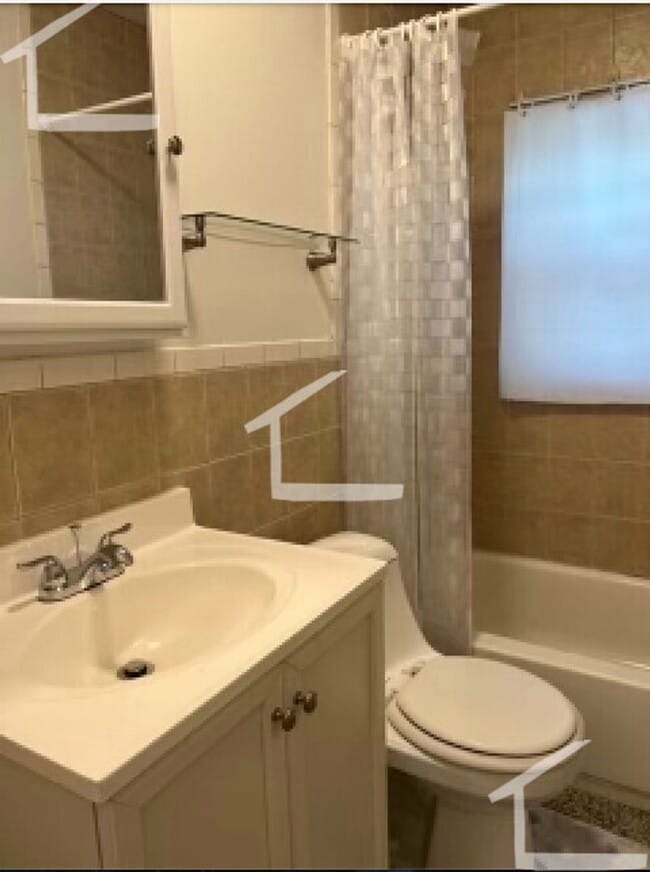 Building Photo - Charming 2 Bedroom