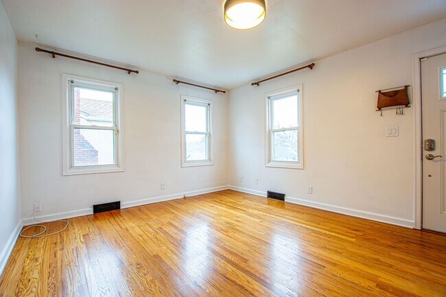 Building Photo - Adorable 2 Bedroom / 2 Bath Home in Aksarben with Washer/Dryer and Fenced Backyard!