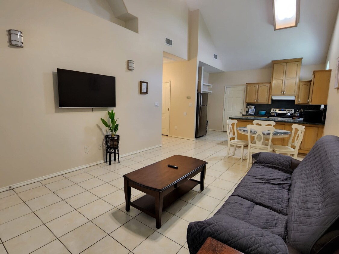Foto principal - 3810 W Sarah Evans