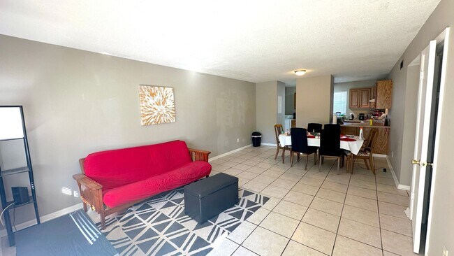 Foto del edificio - WALKABLE 2/1 TWN w/ New Carpets & Washer/Dryer! Close to Downtown! $1075/month Avail NOW!