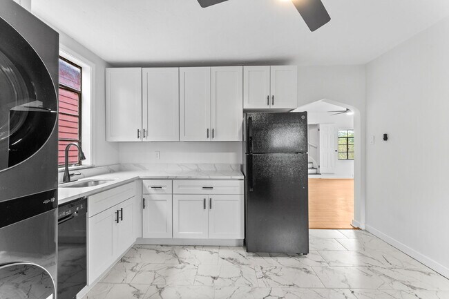 Building Photo - 140 Carver St