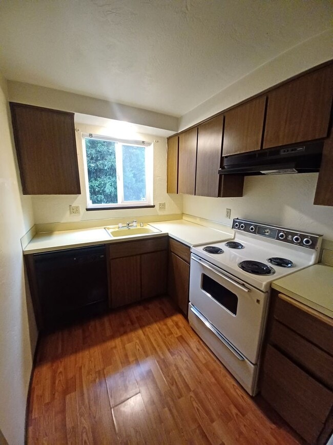 Building Photo - Gama08~1232 W 8th Ave.