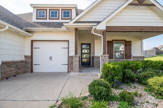 Foto del edificio - Massive 4BD/3BTH with a 3-car garage home ...