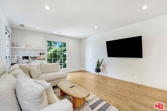 Building Photo - 418 N Stanley Ave