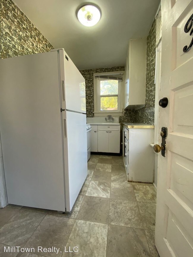 Building Photo - 910 E Locust St