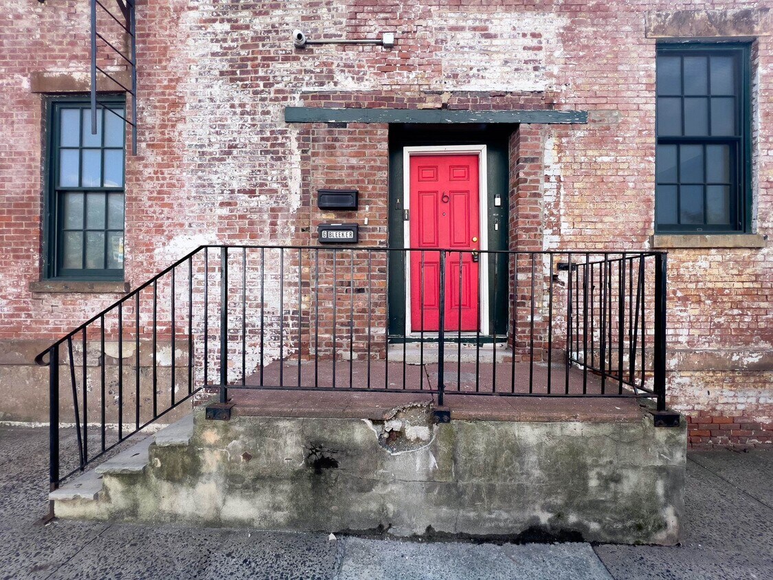 Primary Photo - 41 Halsey St