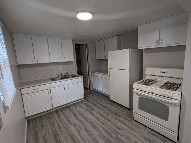 Building Photo - Newly Updated & Available NOW!!  2 Bedroom...