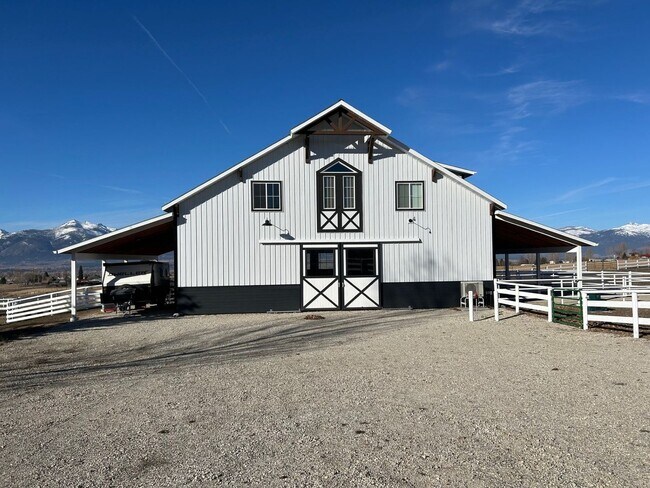 Foto del edificio - Brand New Custom Residence | 3 Bedroom, 2 Bath | Panoramic Bitterroot Valley Views | Private & Se...