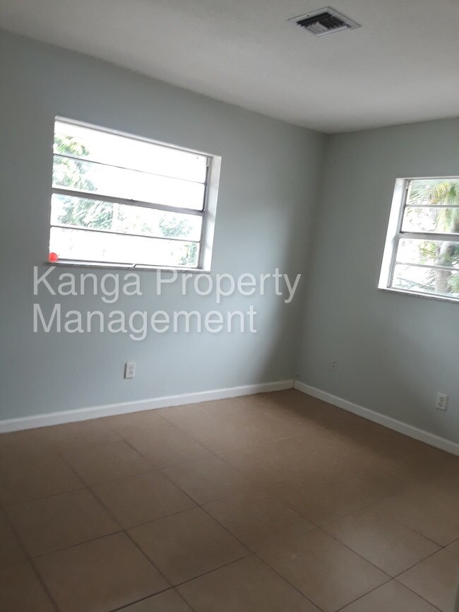 Building Photo - Nice 2 bedroom with big back yard