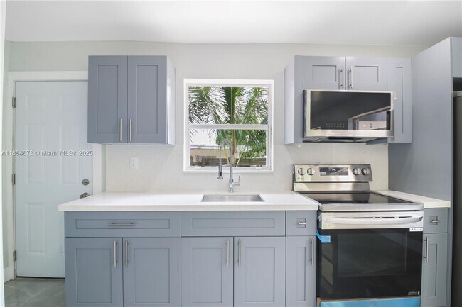 Foto del edificio - $2,700MONTHLY;11715 NW 22ND CT MIAMI, FL 3...