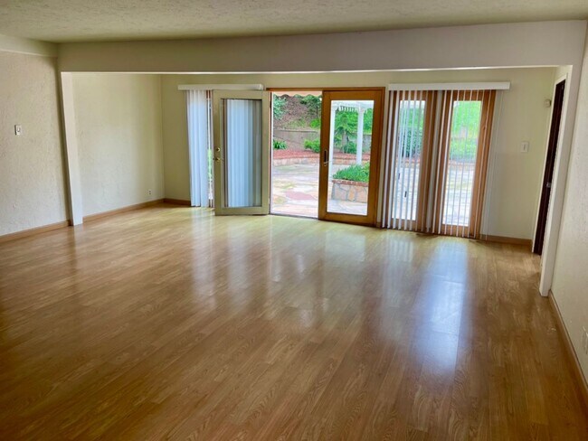 Foto del edificio - Indoor/outdoor living, spacious 4/2 on a quiet street in Mills Estates