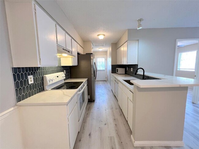 Foto del edificio - 9900 Hundred Oaks Cir