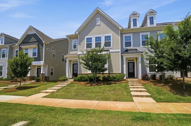 Foto del edificio - Luxury End-Unit Townhome in Desirable Chateau Community