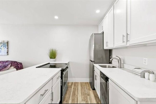 Building Photo - 473 12th Ave S