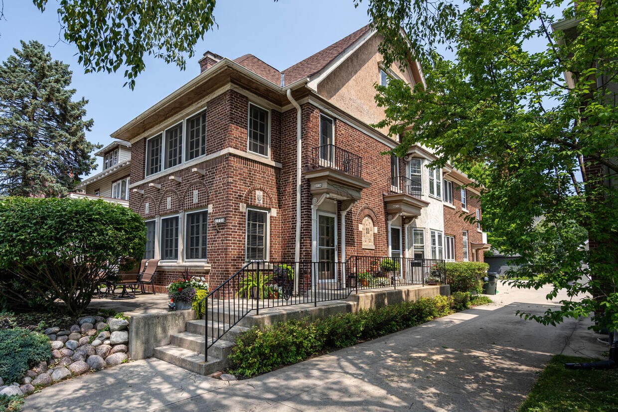 Foto principal - 4034 N Downer Ave