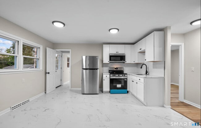 Building Photo - 280 Marion St