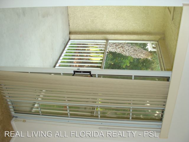 Building Photo - 1604 SE Green Acres Cir