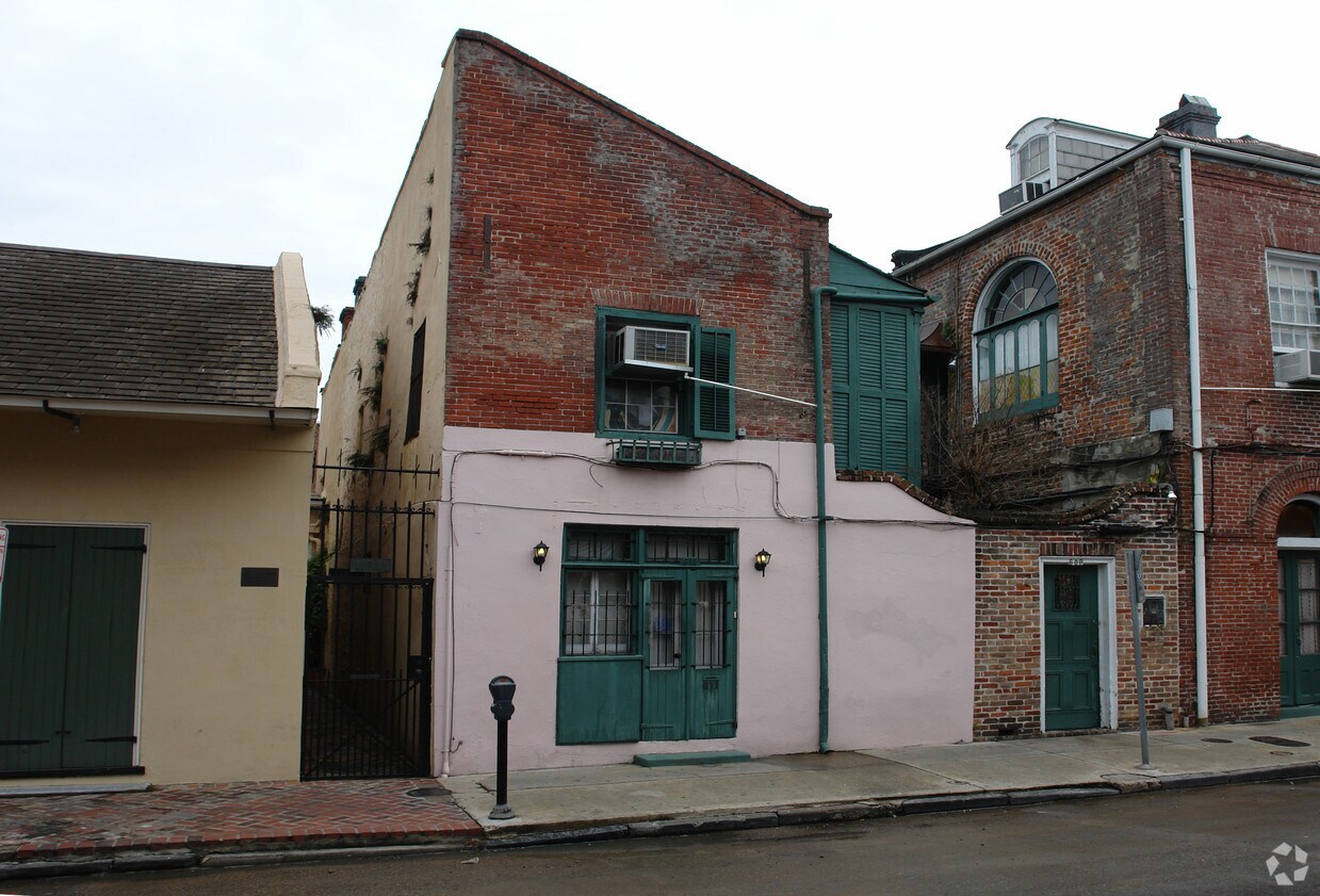 Building Photo - 609 Dumaine St