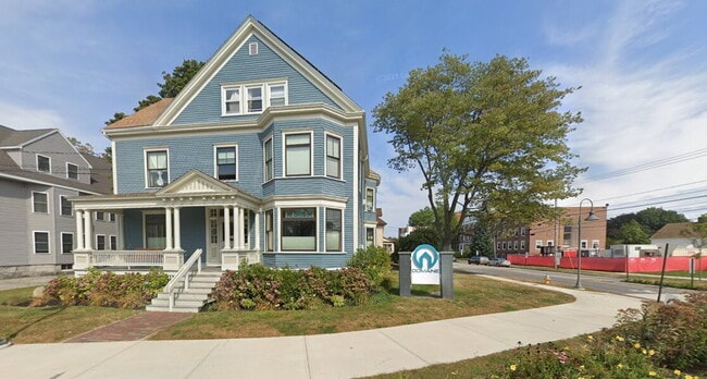 Building Photo - Clean and professional 2BR Near USM with Parking Available June 1