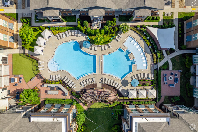 Piscina con estilo de centro turístico - The Sawyer at One Bellevue Place